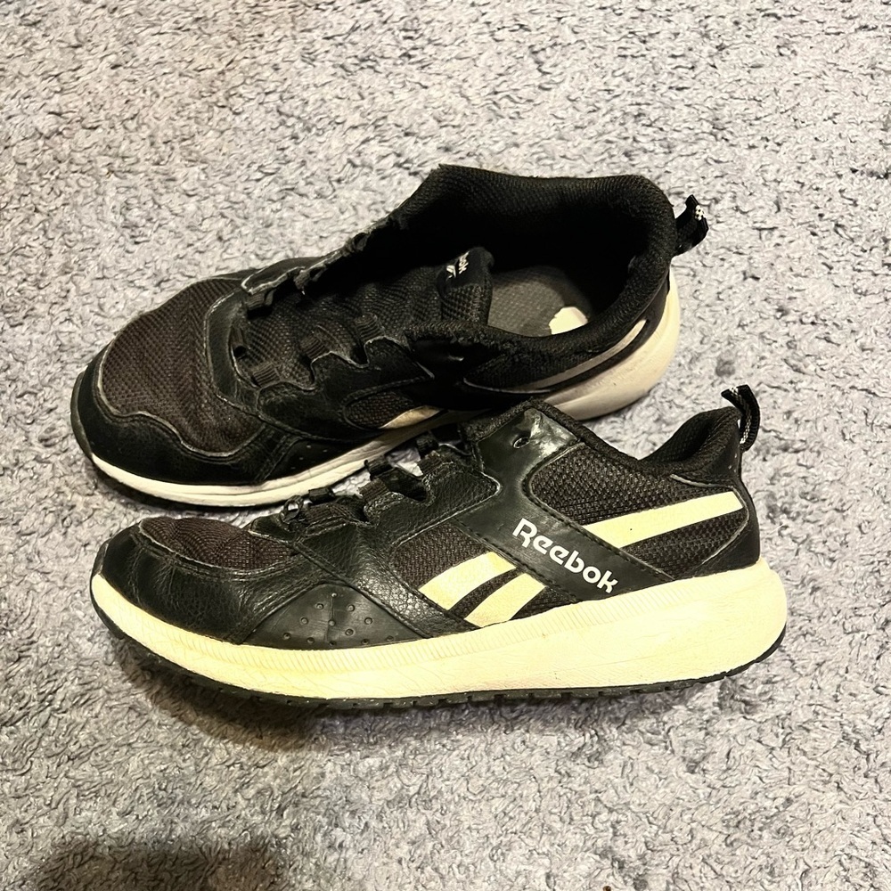 3/$15 Boys Reebok Tennis Shoes- Size 2 - Picture 2 of 4